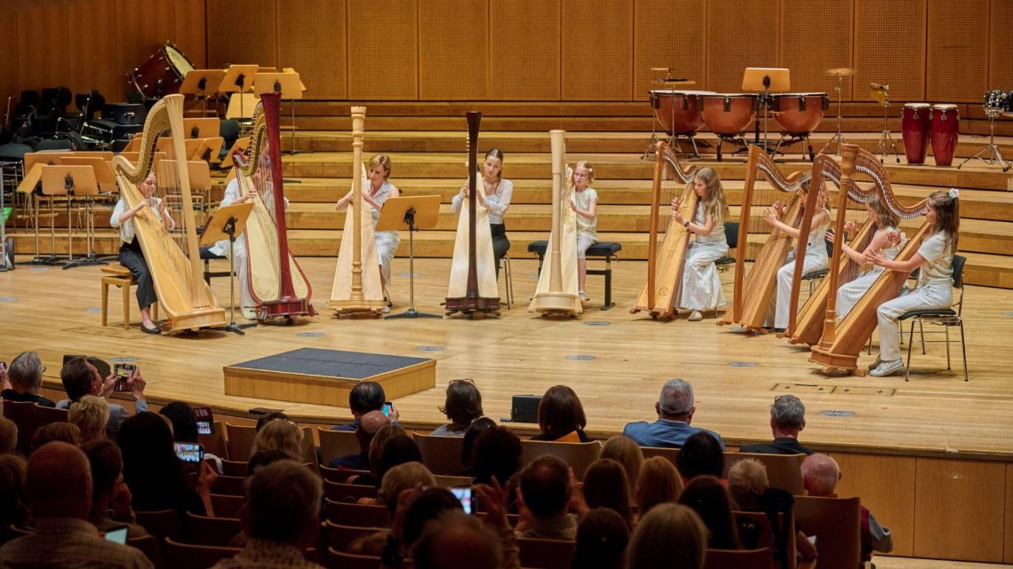 Fotos vom Jubiläumskonzert der Musikschule am 7. Juli: Harfen-Ensemble –
Bamberger Kammerchor – Klavier-Duo Yeva und Katharina. An gleicher Stelle
werden rund 250 Musikerinnen und Musiker am 17. Oktober den Bayerischen
Musikschultag eröffnen, Quelle: Stadtarchiv Bamberg, Nadine Gumpert