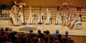 Fotos vom Jubiläumskonzert der Musikschule am 7. Juli: Harfen-Ensemble –
Bamberger Kammerchor – Klavier-Duo Yeva und Katharina. An gleicher Stelle
werden rund 250 Musikerinnen und Musiker am 17. Oktober den Bayerischen
Musikschultag eröffnen, Quelle: Stadtarchiv Bamberg, Nadine Gumpert