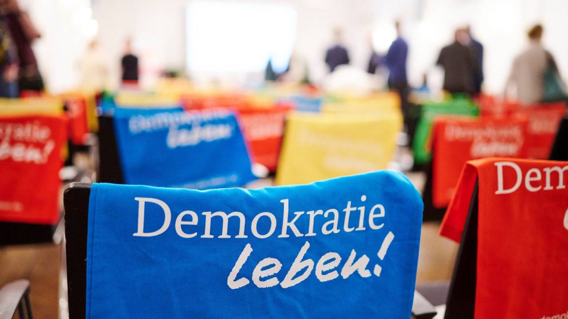 Im Frühjahr unterstützt 'Demokratie leben!' unter anderem das Netzwerk für 'Toleranz in Stadt und Landkreis Bamberg' bei einer Veranstaltung im Spiegelsaal der Harmonie. Jetzt steht die Förderung des Programms in der Region in Frage, Quelle: Stadt Bamberg, Sonja Seufferth