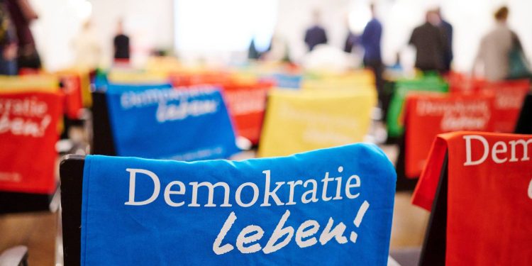 Im Frühjahr unterstützt 'Demokratie leben!' unter anderem das Netzwerk für 'Toleranz in Stadt und Landkreis Bamberg' bei einer Veranstaltung im Spiegelsaal der Harmonie. Jetzt steht die Förderung des Programms in der Region in Frage, Quelle: Stadt Bamberg, Sonja Seufferth