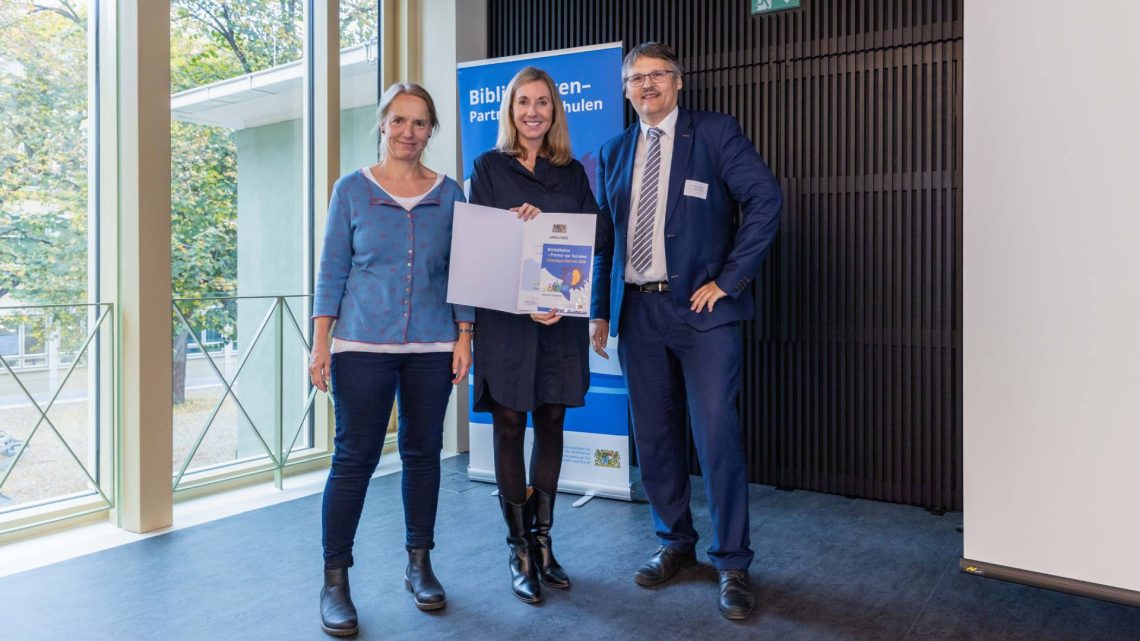 Kultusministerin Anna Stolz (Mitte) überreichte Christiane Lauterbach und Fabian Franke von der Bamberger Universitätsbibliothek das Gütesiegel 'Bibliotheken – Partner der Schulen'. Quelle: Johannes Kiefer