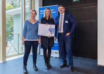 Kultusministerin Anna Stolz (Mitte) überreichte Christiane Lauterbach und Fabian Franke von der Bamberger Universitätsbibliothek das Gütesiegel 'Bibliotheken – Partner der Schulen'. Quelle: Johannes Kiefer