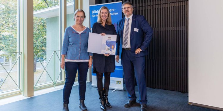 Kultusministerin Anna Stolz (Mitte) überreichte Christiane Lauterbach und Fabian Franke von der Bamberger Universitätsbibliothek das Gütesiegel 'Bibliotheken – Partner der Schulen'. Quelle: Johannes Kiefer