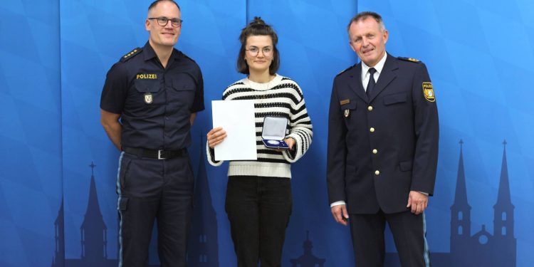 v.l.n.r.: Florian Mayer, Anna Schick und Armin Schmelzer bei der Überreichung der Courage Medaille, Quelle: Polizei Oberfranken