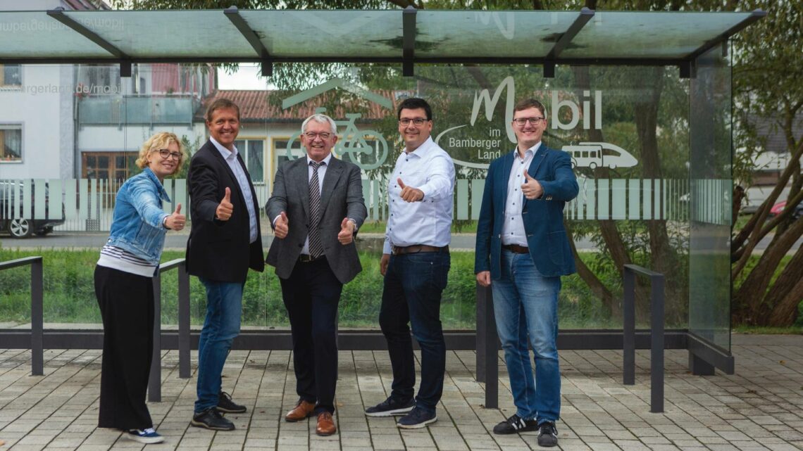 Gruppenbild v.l.n.r.: Thea Schellakowsky-Weinsheimer (Fachbereich Mobilität), Markus Hammrich (Fachbereichsleiter Mobilität), Landrat Johann Kalb (Landkreis Bamberg), 1. Bürgermeister Jonas Merzbacher (Gundelsheim), 1. Bürgermeister Michael Senger (Zapfendorf). Quelle: Sympathiefilm/Difu