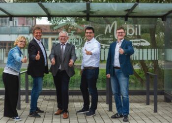 Gruppenbild v.l.n.r.: Thea Schellakowsky-Weinsheimer (Fachbereich Mobilität), Markus Hammrich (Fachbereichsleiter Mobilität), Landrat Johann Kalb (Landkreis Bamberg), 1. Bürgermeister Jonas Merzbacher (Gundelsheim), 1. Bürgermeister Michael Senger (Zapfendorf). Quelle: Sympathiefilm/Difu