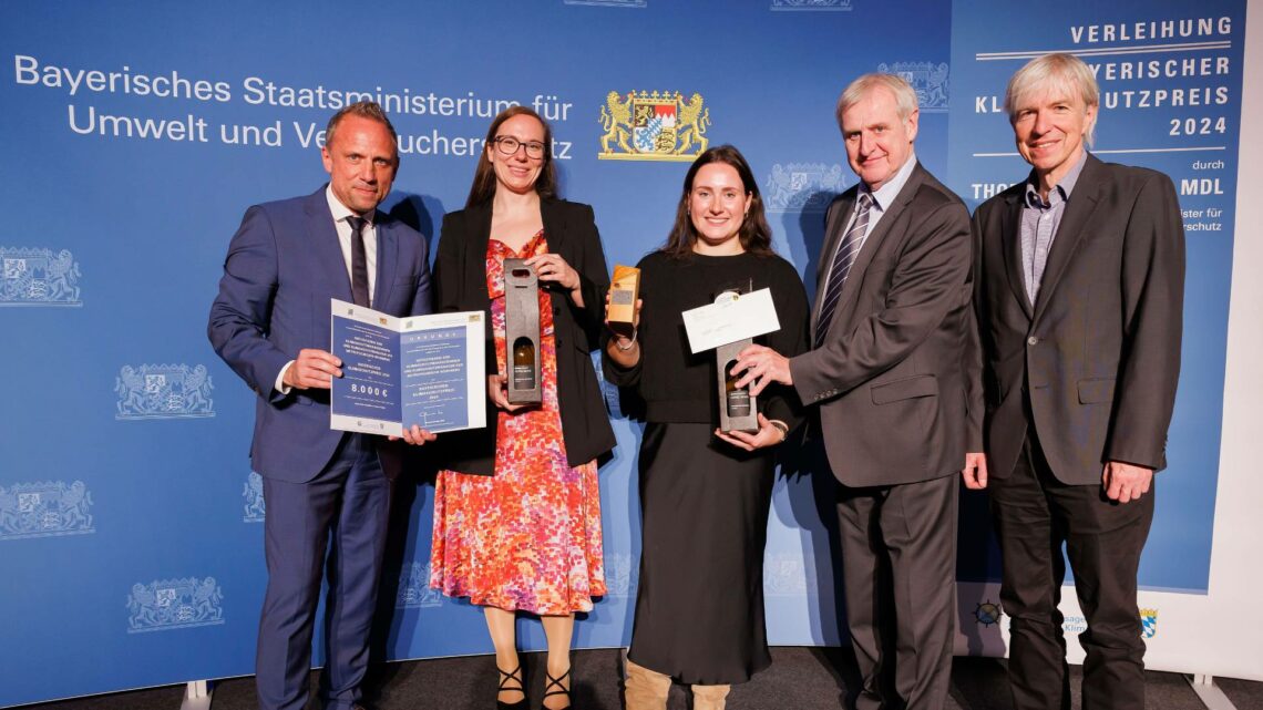 Verleihung des Bayerischen Klimaschutzpreises (v.l.): Umweltminister Thorsten Glauber, Fachbereichsleitung Klimaschutz Tamara Moll, Klimaanpassungsmanagerin Elisa Rittmeier, Stellvertretender Landrat Bruno Kellner, Regierungsvizepräsident von Oberfranken Thomas Engel. Quelle: StMUV