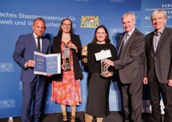 Verleihung des Bayerischen Klimaschutzpreises (v.l.): Umweltminister Thorsten Glauber, Fachbereichsleitung Klimaschutz Tamara Moll, Klimaanpassungsmanagerin Elisa Rittmeier, Stellvertretender Landrat Bruno Kellner, Regierungsvizepräsident von Oberfranken Thomas Engel. Quelle: StMUV