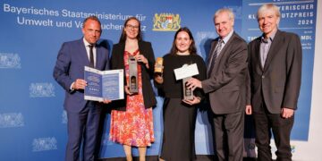 Verleihung des Bayerischen Klimaschutzpreises (v.l.): Umweltminister Thorsten Glauber, Fachbereichsleitung Klimaschutz Tamara Moll, Klimaanpassungsmanagerin Elisa Rittmeier, Stellvertretender Landrat Bruno Kellner, Regierungsvizepräsident von Oberfranken Thomas Engel. Quelle: StMUV