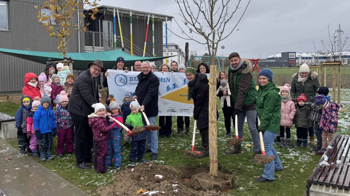 Gruppenbild Baumpflanzaktion bei der Kita MIKADO in Hirschaid: (v. l.) 1. Bürgermeister Klaus Homann, Landrat Johann Kalb, Barbara Winkler, Kita MIKADO sowie Markus Forsteneichner und Alexandra Klemisch, Kreisfachberatung Gartenkultur und Landespflege. Quelle: Landratsamt Bamberg/Bartl