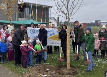 Gruppenbild Baumpflanzaktion bei der Kita MIKADO in Hirschaid: (v. l.) 1. Bürgermeister Klaus Homann, Landrat Johann Kalb, Barbara Winkler, Kita MIKADO sowie Markus Forsteneichner und Alexandra Klemisch, Kreisfachberatung Gartenkultur und Landespflege. Quelle: Landratsamt Bamberg/Bartl