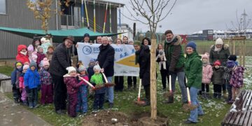 Gruppenbild Baumpflanzaktion bei der Kita MIKADO in Hirschaid: (v. l.) 1. Bürgermeister Klaus Homann, Landrat Johann Kalb, Barbara Winkler, Kita MIKADO sowie Markus Forsteneichner und Alexandra Klemisch, Kreisfachberatung Gartenkultur und Landespflege. Quelle: Landratsamt Bamberg/Bartl