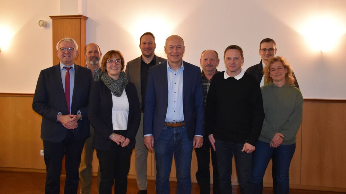 Landrat Johann Kalb mit der neu gewählten Vorstandschaft des Landschaftspflegeverbandes Landkreis Bamberg e.V. (von links nach rechts: Johannes Brehm, Marion Link, Stefan Reichold, 1. Vorsitzender Michael Karmann, Heinrich-Georg Schmitt, Volker Will, Tobias Dippold, Astrid Müller; auf dem Foto fehl Rainer Giel) Quelle: Michael Kruspe