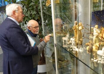 Der Bischberger Krippenbauer Karl-Heinz Exner präsentiert bis zum 9. Januar 2025 Krippen aus aller Welt. Quelle: Landratsamt Bamberg/Zeitler