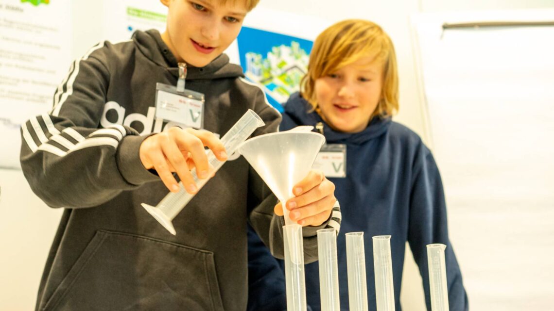 Schüler der Steigerwaldrealschule Ebrach beim Experimentieren. Quelle: Landratsamt Bamberg / Dr. Lorenz