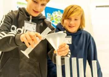 Schüler der Steigerwaldrealschule Ebrach beim Experimentieren. Quelle: Landratsamt Bamberg / Dr. Lorenz