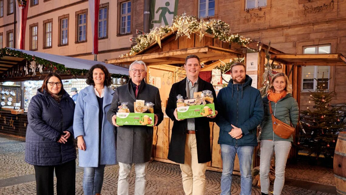 Zur Eröffnung des Bamberger Weihnachtsmarktes präsentierten Landrat Johann Kalb und Bürgermeister Jonas Glüsenkamp das diesjährige „Weihnachtskistla“: v. l.: Kerstin Schilling (Edelobstbrennerei Schilling), Silke Michel (Leiterin des Fachbereichs Nachhaltige Entwicklung am Landratsamt Bamberg), Landrat Johann Kalb, Zweiter Bürgermeister Jonas Glüsenkamp, Thomas Klostermann (Büro für Nachhaltigkeit Stadt Bamberg) und Karin Hummel (Bamberger Stiftsgarten). Quelle: Stadt Bamberg/Sonja Seufferth
