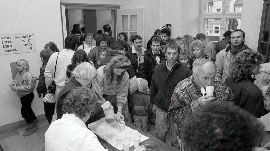 Das Foto vom 12. November 1989 zeigt, wie den Ankömmlingen aus der DDR im Rathaus Maxplatz, Treppenhausfoyer am
Trauungssaal, Erfrischungsgetränke gereicht wurden. In Bamberg herrschte
eine großartige Willkommenskultur, Quelle: Stadt Bamberg, Rudolf Mader