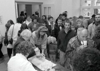 Das Foto vom 12. November 1989 zeigt, wie den Ankömmlingen aus der DDR im Rathaus Maxplatz, Treppenhausfoyer am
Trauungssaal, Erfrischungsgetränke gereicht wurden. In Bamberg herrschte
eine großartige Willkommenskultur, Quelle: Stadt Bamberg, Rudolf Mader