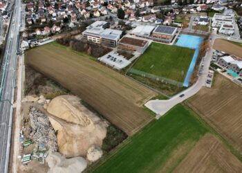 Luftbild: Neben der Realschule in Hirschaid soll das siebte Gymnasium des Zweckverbandes Gymnasium Stadt und Landkreis Bamberg entstehen. Quelle: Landratsamt Bamberg/Bartl