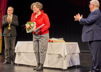 Oberbürgermeister Andreas Starke (l.) und
Bürgermeister Wolfgang Metzner applaudieren der Preisträgerin, Quelle: Stadtarchiv Bamberg, Nadine Gumpert