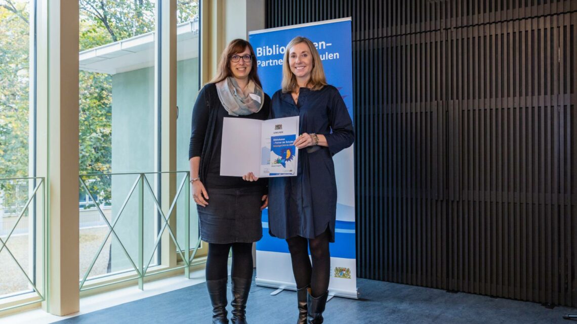 Kultusministerin Anna Stolz (rechts) überreicht Stephanie
Schmitt, Medienpädagogin der Stadtbücherei Bamberg, das Gütesiegel
'Bibliotheken – Partner der Schulen', Quelle: Johannes Kiefer