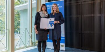 Kultusministerin Anna Stolz (rechts) überreicht Stephanie
Schmitt, Medienpädagogin der Stadtbücherei Bamberg, das Gütesiegel
'Bibliotheken – Partner der Schulen', Quelle: Johannes Kiefer