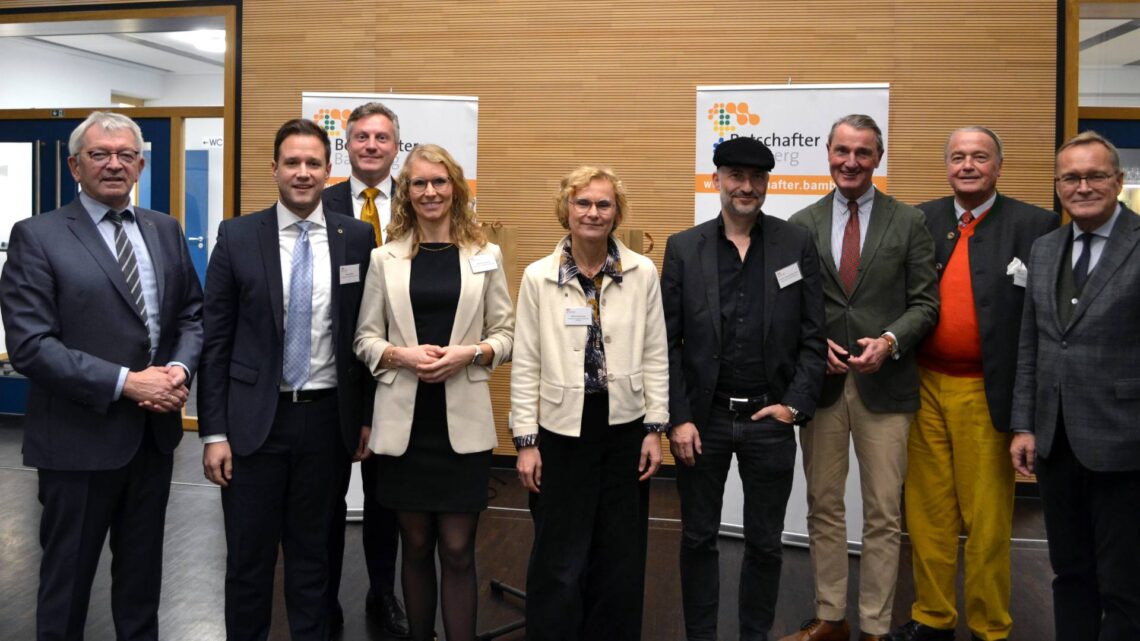 Die von Oberbürgermeister Andreas Starke und Landrat Johann Kalb neu ernannten Botschafterinnen
und Botschafter (v.l.n.r.): Landrat Johann Kalb, Matthias Müller (TeleSys Kommunikationstechnik
GmbH), Klaus Bruchmann (Klaus Bruchmann GmbH), Katharina Schmaus (TeleSys Kommunikations-
technik GmbH), Sabine Hirschmann (Evangelisch-Lutherisches Dekanat Bamberg), Prof. Dr. Claus-
Christian Carbon (Otto-Friedrich-Universität Bamberg), Christian Eduard Franke-Landwers (Christian
Eduard Franke Antiquitäten GmbH), Christoph Freiherr von Seckendorff (Christian Eduard Franke Anti-
quitäten GmbH), sowie Oberbürgermeister Andreas Starke. Quelle: Wirtschaftsförderung Landkreis Bamberg