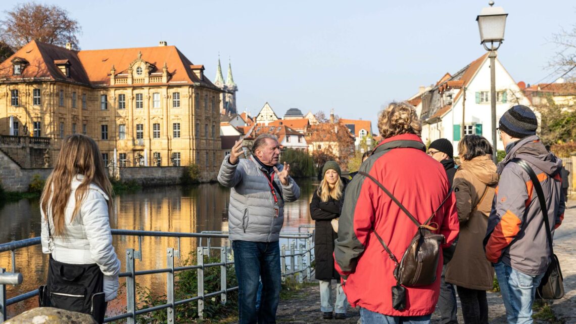 Gästeführer Armin Dusold nahm die Besucherinnen und
Besuchern des „Tag des Tourismus“ mit zu einem Ausflug an die 'Lebensader
Regnitz'. Quelle: Tom Jutzler