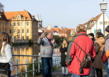 Gästeführer Armin Dusold nahm die Besucherinnen und
Besuchern des „Tag des Tourismus“ mit zu einem Ausflug an die 'Lebensader
Regnitz'. Quelle: Tom Jutzler