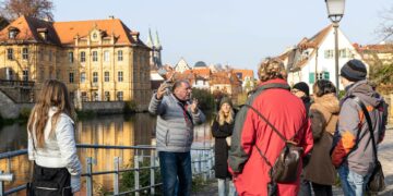 Gästeführer Armin Dusold nahm die Besucherinnen und
Besuchern des „Tag des Tourismus“ mit zu einem Ausflug an die 'Lebensader
Regnitz'. Quelle: Tom Jutzler