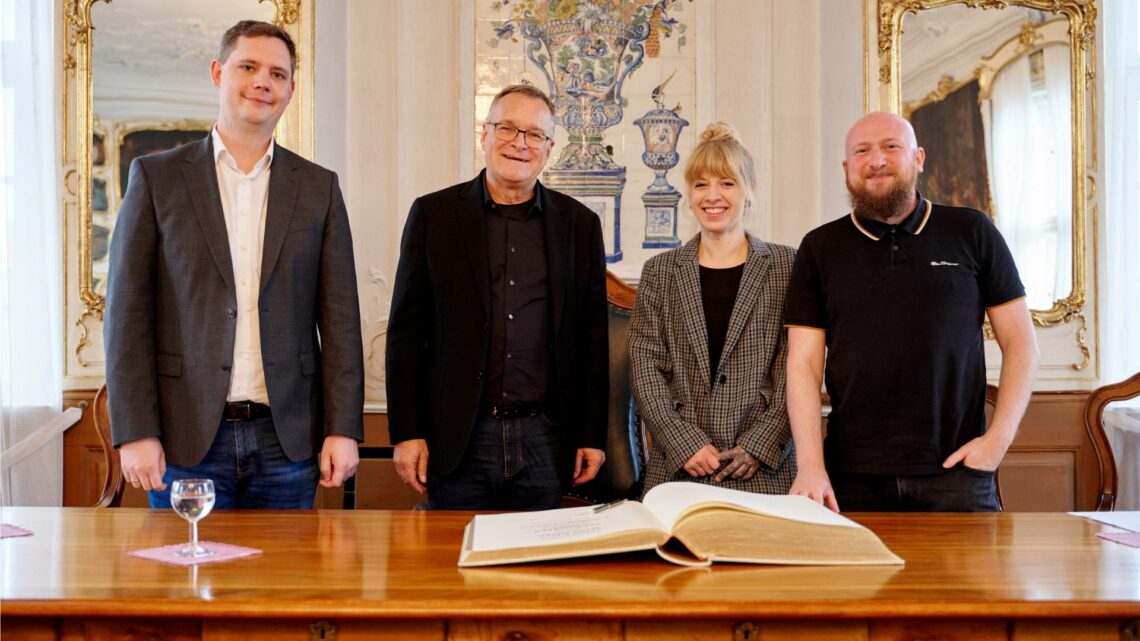 Der Betreiber Sven Goller und die Barchefin Alina Bazen der
Bar „Schwarzes Schaf“ tragen sich im Beisein von Oberbürgermeister Andreas
Starke und Bürgermeister Jonas Glüsenkamp ins Goldene Buch der Stadt
Bamberg ein. Quelle: Stadt Bamberg, Sonja Seufferth