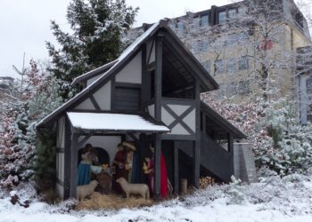 Weihnachtsglanz in Bamberg: Krippe am Schönleinsplatz erstrahlt wieder 10 Die Krippe am Schönleinsplatz in winterlichem Gewand: ein
mittlerweile eher seltener Anblick. Quelle: Bamberg Service