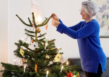 Simone Oswald von Freund statt fremd beim Schmücken des Geschenkbaums
im Vorzimmer von Oberbürgermeister Andreas Starke. Bis 18. Dezember 2024
können Wünsche von geflüchteten Kindern erfüllt werden. Quelle: Stadt Bamberg, Sonja Seufferth
