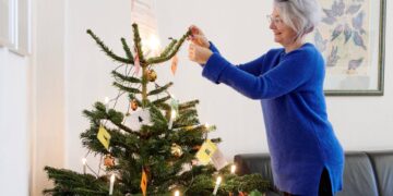 Simone Oswald von Freund statt fremd beim Schmücken des Geschenkbaums
im Vorzimmer von Oberbürgermeister Andreas Starke. Bis 18. Dezember 2024
können Wünsche von geflüchteten Kindern erfüllt werden. Quelle: Stadt Bamberg, Sonja Seufferth