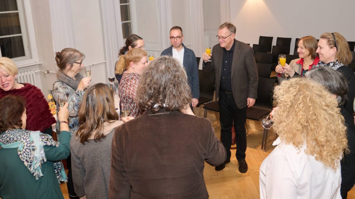 Bambergs Oberbürgermeister Andreas Starke (Dritter von
rechts) stößt mit Vertreterinnen und Vertretern der Beiräte auf die drei Jubiläen
an. Quelle: Stadtarchiv Bamberg, Jürgen Schraudner