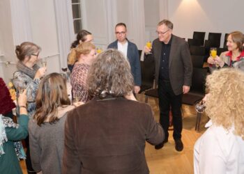 Bambergs Oberbürgermeister Andreas Starke (Dritter von
rechts) stößt mit Vertreterinnen und Vertretern der Beiräte auf die drei Jubiläen
an. Quelle: Stadtarchiv Bamberg, Jürgen Schraudner