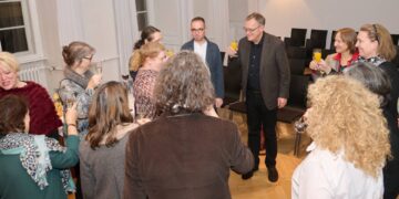 Bambergs Oberbürgermeister Andreas Starke (Dritter von
rechts) stößt mit Vertreterinnen und Vertretern der Beiräte auf die drei Jubiläen
an. Quelle: Stadtarchiv Bamberg, Jürgen Schraudner