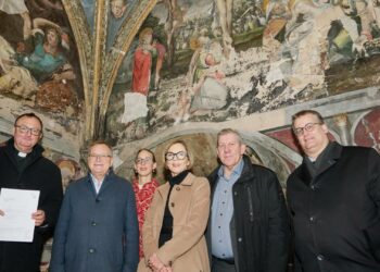 Übergabe des Förderbescheids für die Restaurierung der Andreaskapelle im Bamberger Dom mit Domdekan Dr. Hubert Schiepek, Oberbürgermeister Andreas Starke, Museumsleiterin Carola Marie Schmidt, Ordinariatsrätin Dr. Birgit Kastner, Bundestagsabgeordneter Andreas Schwarz, Stadtkämmerer Bertram Felix. Quelle: Jürgen Schraudner/Stadtarchiv