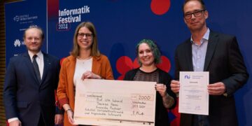 Jurymitglied Peter Rossmanith übergab den Preis für herausragende Gleichstellungs- und Diversitätsarbeit an Theresa Henn, Franziska Paukner und Andreas Henrich von der Fakultät WIAI. Quelle: Mike Auerbach