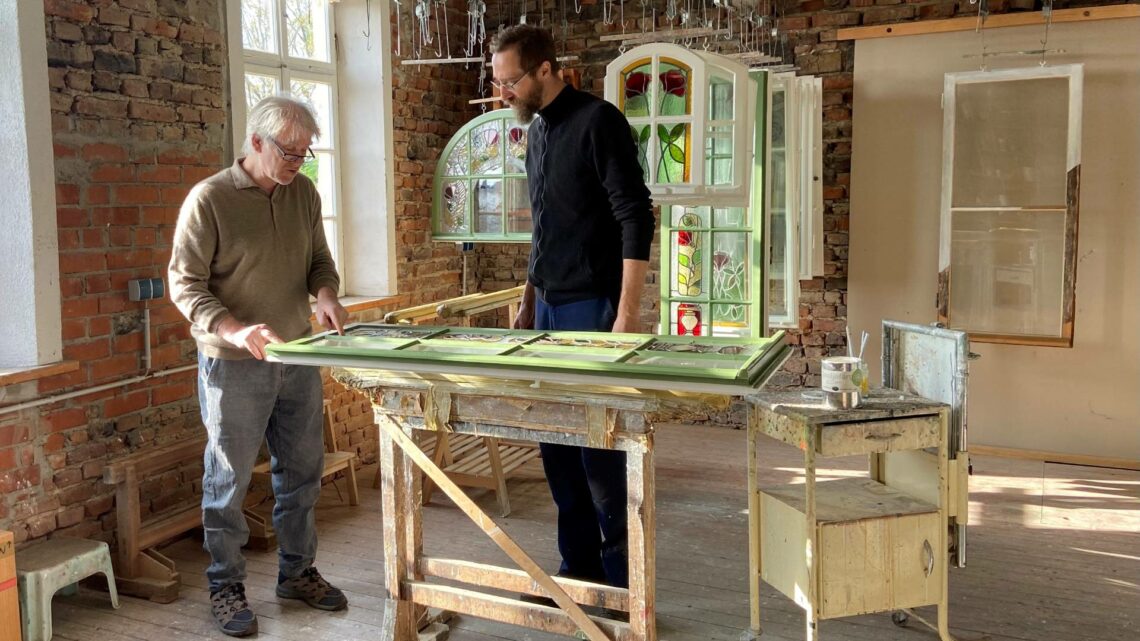 Eines der Community-Projekte von InTra-Bau beschäftigt sich damit, wie historische Fenster erhalten und energetisch verbessert werden können. Daran beteiligt ist beispielsweise Restaurator Johannes Mosler – hier im Bild mit Tischler Sebastian Freund. Quelle: Anna Gianoli