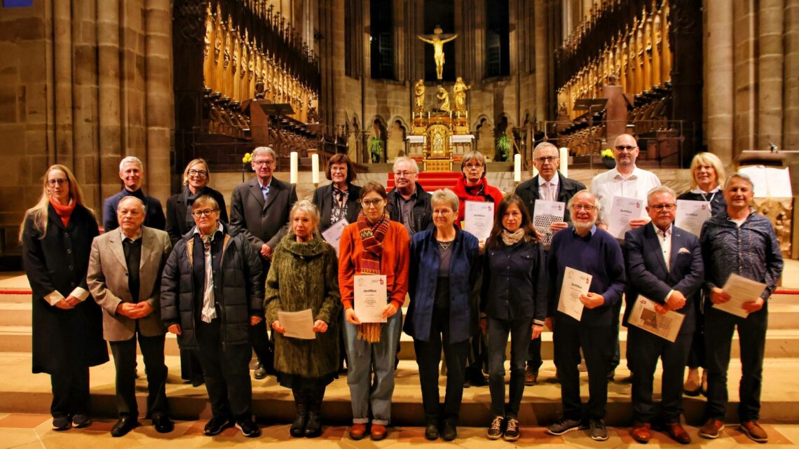Die neuen Kirchenführerinnen und Kirchenführer mit ihren Ausbilderinnen und Ausbildern sowie Generalvikar Kestel am 15.11.2024 in der Domkrypta, Quelle: Pressestelle Erzbistum Bamberg/Christian Ganser