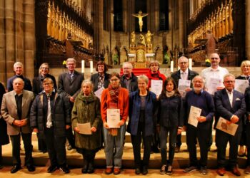 Die neuen Kirchenführerinnen und Kirchenführer mit ihren Ausbilderinnen und Ausbildern sowie Generalvikar Kestel am 15.11.2024 in der Domkrypta, Quelle: Pressestelle Erzbistum Bamberg/Christian Ganser