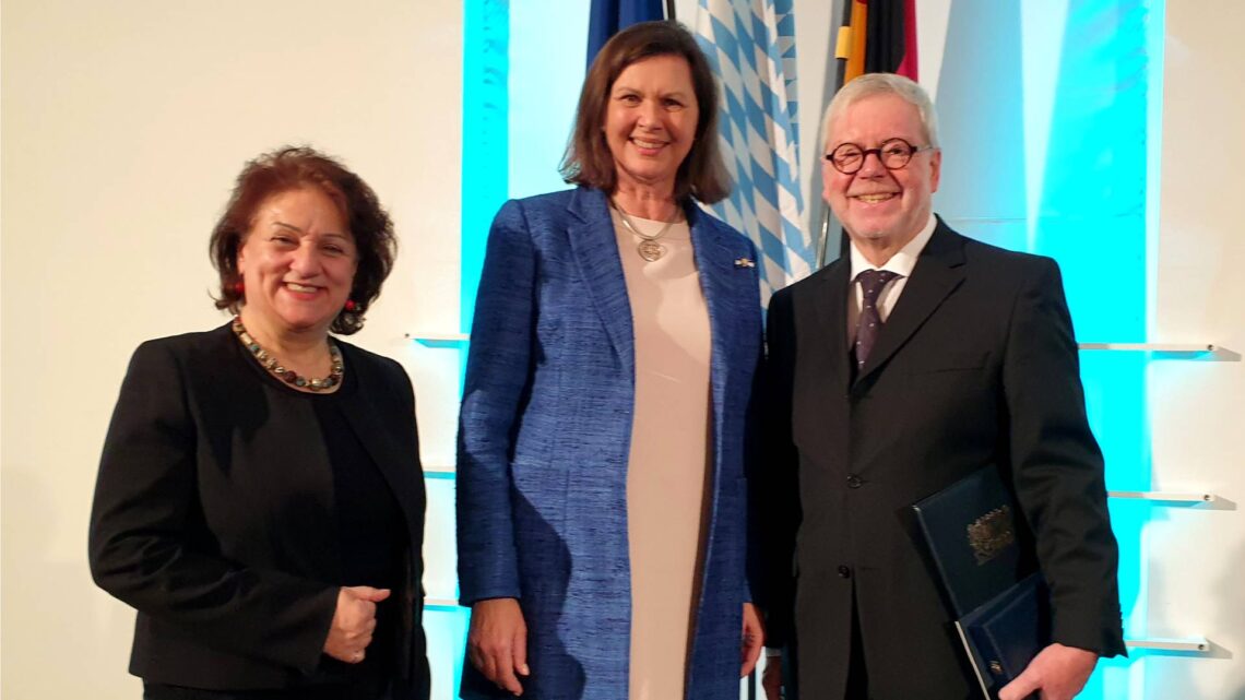 Mitra Sharifi Neystanak und Godehard Ruppert gemeinsam mit Landtagspräsidentin Ilse Aigner (Mitte) bei der Verleihung des Bayerischen Verfassungsorden 2024. Quelle: Rita Walker-Ruppert