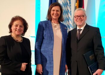 Mitra Sharifi Neystanak und Godehard Ruppert gemeinsam mit Landtagspräsidentin Ilse Aigner (Mitte) bei der Verleihung des Bayerischen Verfassungsorden 2024. Quelle: Rita Walker-Ruppert