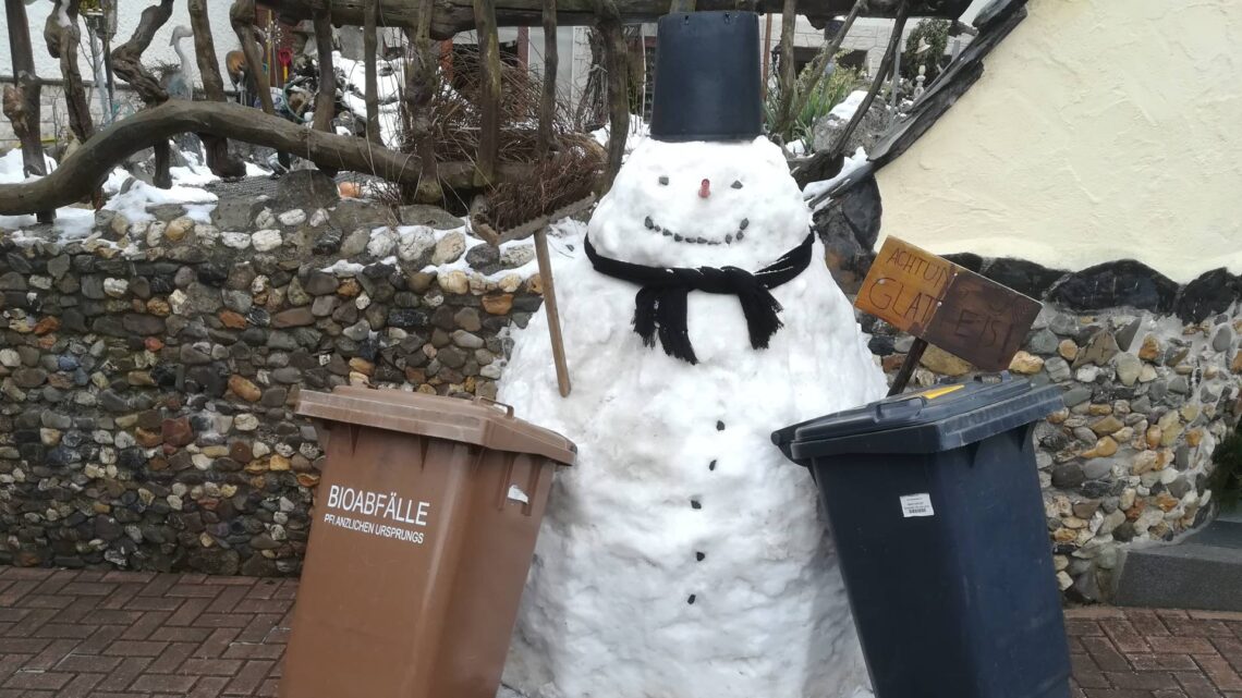 Mülltonnen mit Schneemann. Quelle: Landratsamt Bamberg