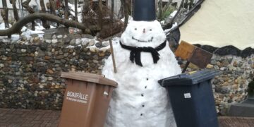 Geänderte Abfuhrtage in Bamberg wegen Weihnachten beachten 12 Mülltonnen mit Schneemann. Quelle: Landratsamt Bamberg