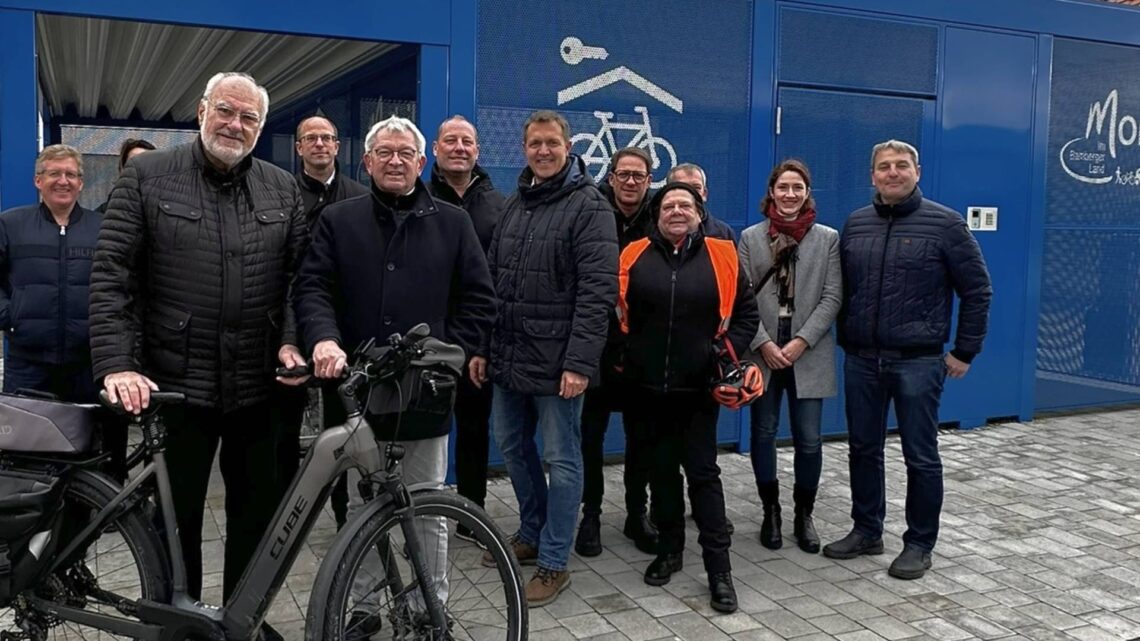 Foto (v. l.): Gruppenbild Eröffnung der Mobilstation in Scheßlitz: Hans Jürgen Schäfer (Verwaltung Stadt Scheßlitz), Cornelia Kuhn (Geschäftsleitung Stadt Scheßlitz), 1. Bürgermeister Roland Kauper, Pfarrer Michael Gräf, Landrat Johann Kalb, Thomas Firnstein (Stadtrat Scheßlitz), Markus Hammrich (Fachbereichsleiter Mobilität, Landkreis Bamberg), Florian Roth (Stadtrat Scheßlitz), Margit Schlaug (Stadträtin Scheßlitz), Otmar Strohmer (Ortssprecher), Anja Arnold und Christian Dremel (Ing. Büro Höhnen & Partner, Bamberg). Quelle: Landratsamt Bamberg/Schellakowsky-Weinsheimer