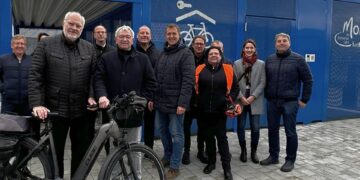 Foto (v. l.): Gruppenbild Eröffnung der Mobilstation in Scheßlitz: Hans Jürgen Schäfer (Verwaltung Stadt Scheßlitz), Cornelia Kuhn (Geschäftsleitung Stadt Scheßlitz), 1. Bürgermeister Roland Kauper, Pfarrer Michael Gräf, Landrat Johann Kalb, Thomas Firnstein (Stadtrat Scheßlitz), Markus Hammrich (Fachbereichsleiter Mobilität, Landkreis Bamberg), Florian Roth (Stadtrat Scheßlitz), Margit Schlaug (Stadträtin Scheßlitz), Otmar Strohmer (Ortssprecher), Anja Arnold und Christian Dremel (Ing. Büro Höhnen & Partner, Bamberg). Quelle: Landratsamt Bamberg/Schellakowsky-Weinsheimer