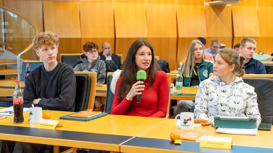 Jugendkreisrätin Luise Müller-Kuller argumentiert für kostenfreie Menstruationsartikel an Schulen. Quelle: Landratsamt Bamberg / Lorenz